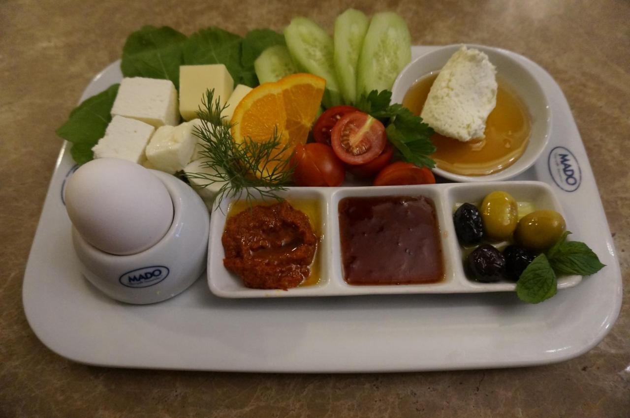 Phosphorion Hotel Istanbul Luaran gambar A traditional Turkish breakfast